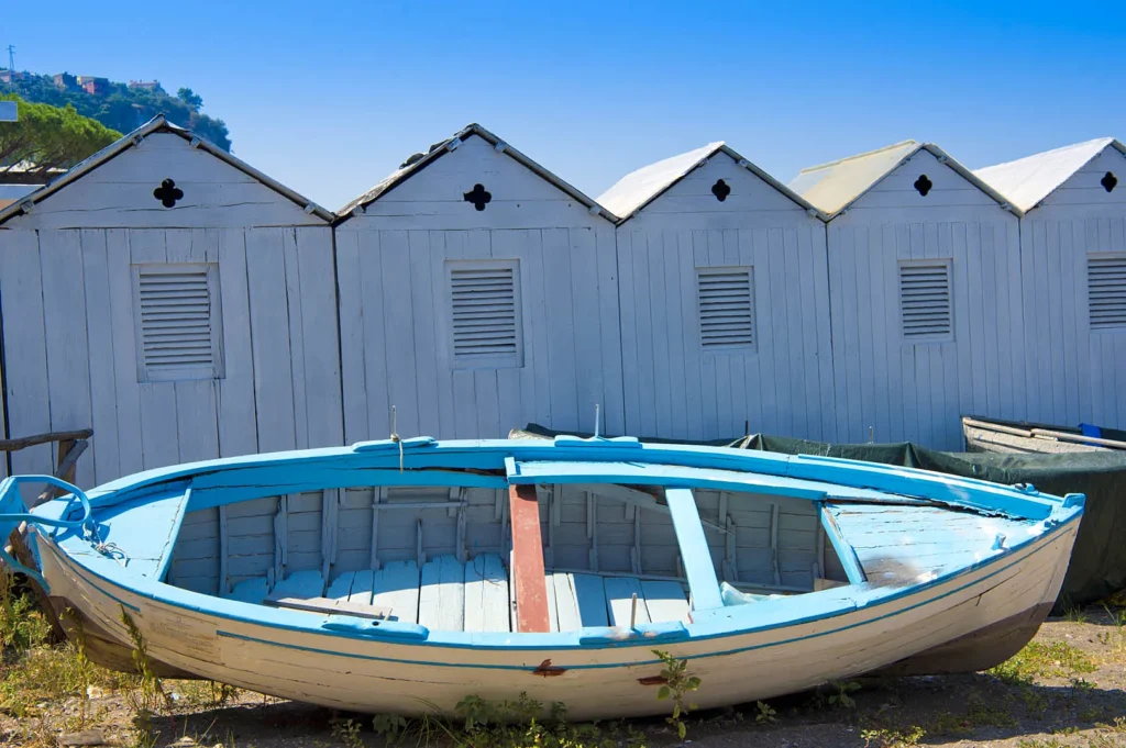 Barca di legno e cabine sulla spiaggia di Marina d’Equa