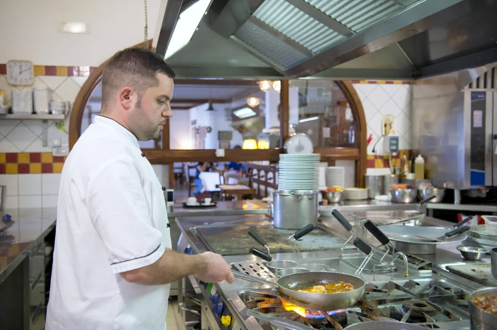 Lo chef ai fornelli nella cucina del Ristorante Mustafà