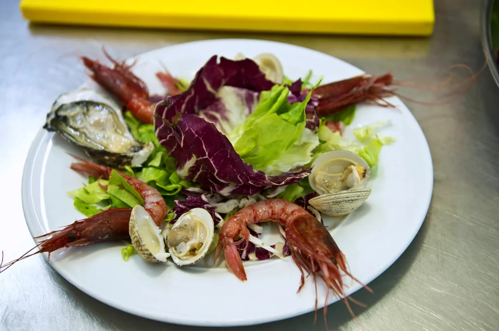 Crudo di mare con gamberi rossi, ostriche e vongole