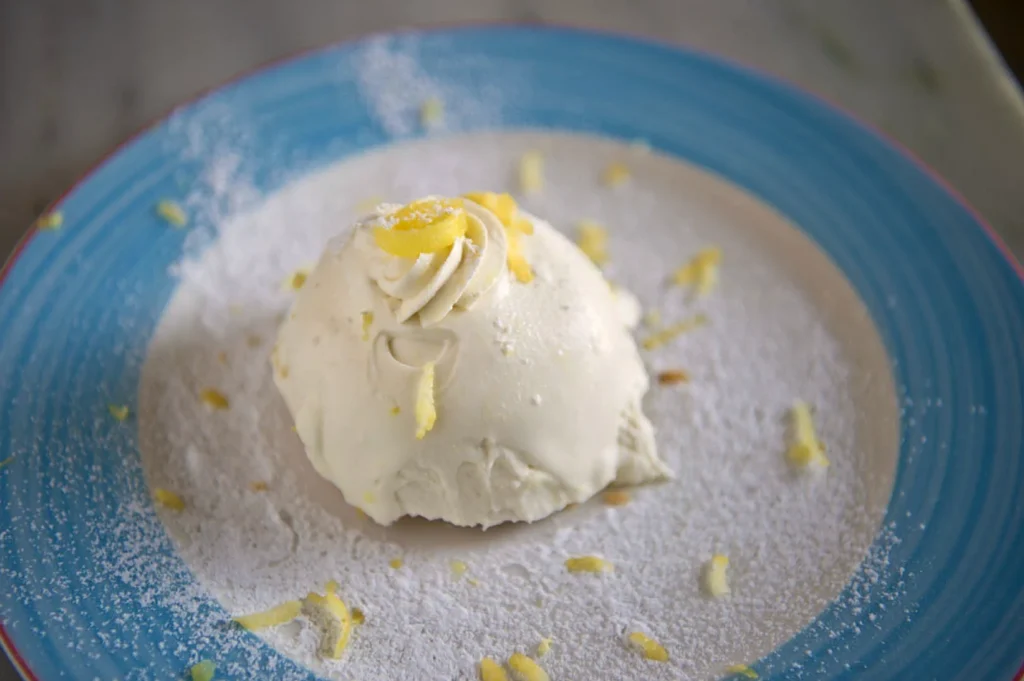 Delizia al limone servita su piatto blu