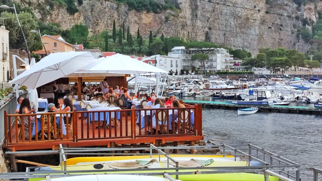 Ospiti sulla terrazza del Ristorante Mustafà sul porticciolo