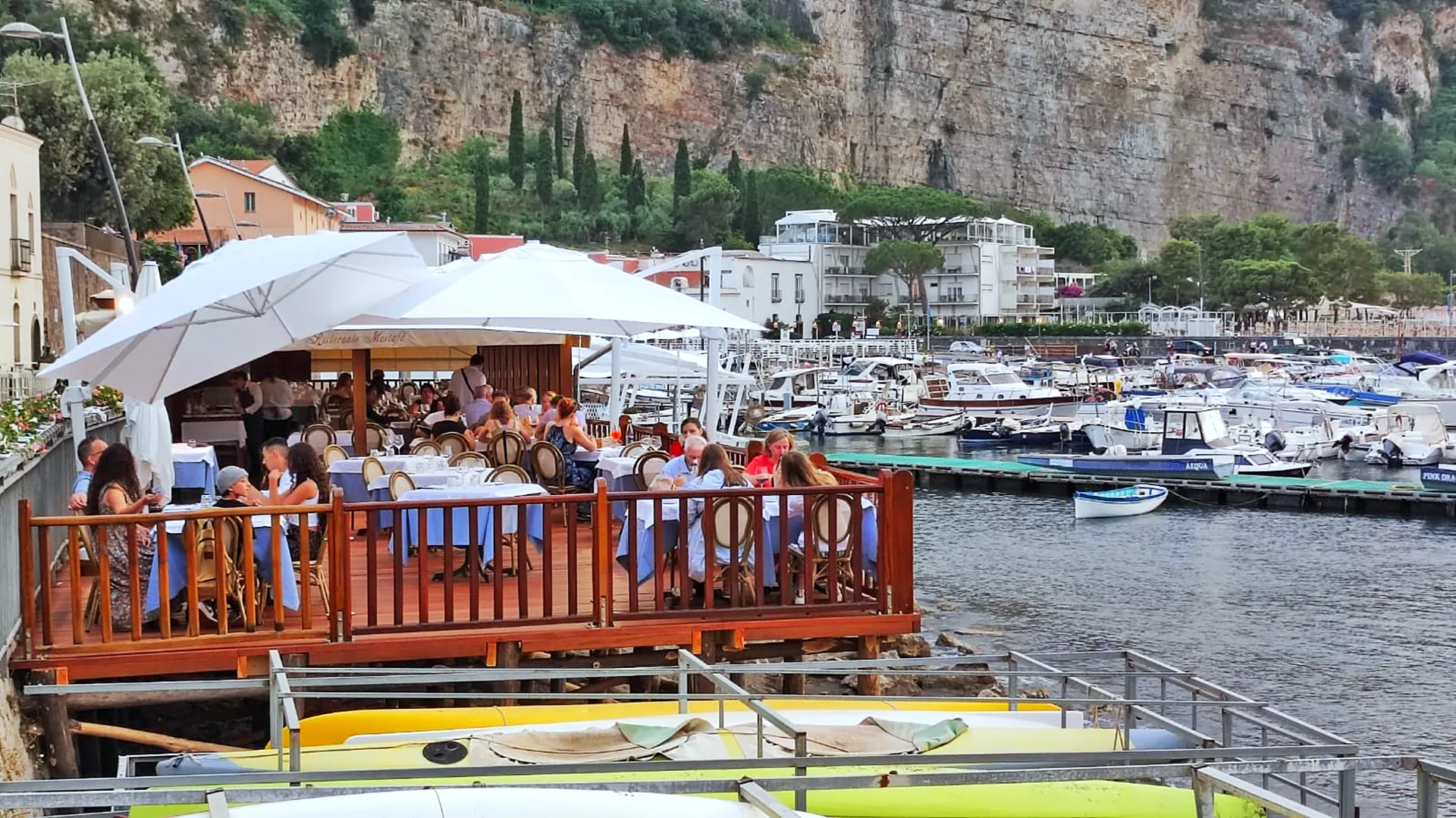 Ospiti sulla terrazza del Ristorante Mustafà sul porticciolo