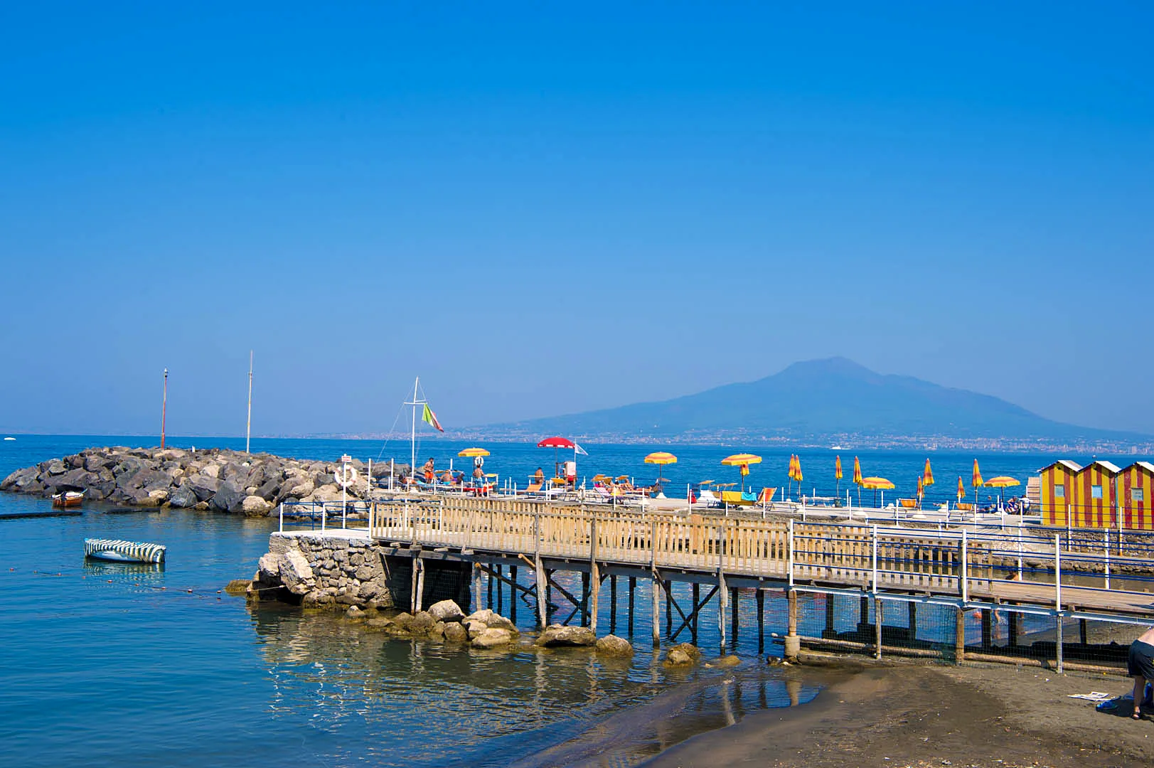 Il pontile di Marina d’Equa con il Vesuvio sullo sfondo