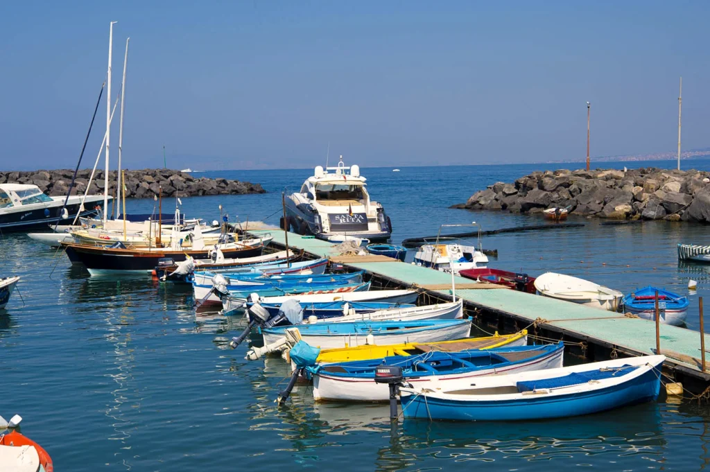 Barche dei pescatori ormeggiate nel porticciolo di Marina d’Equa