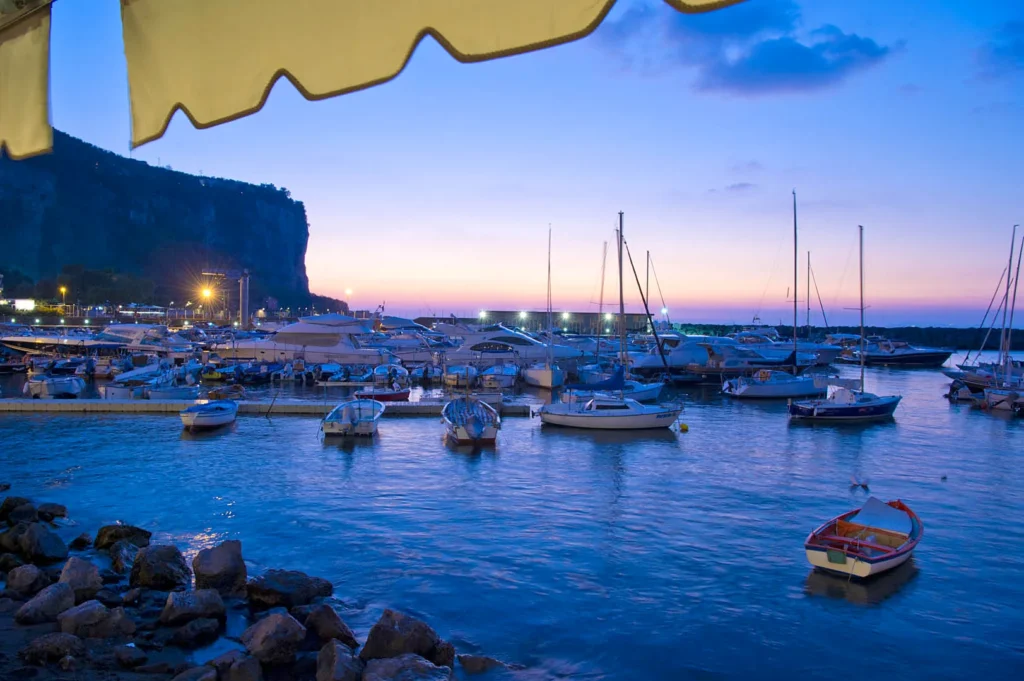 Il porticciolo di Marina d’Equa al crepuscolo, visto dalla terrazza