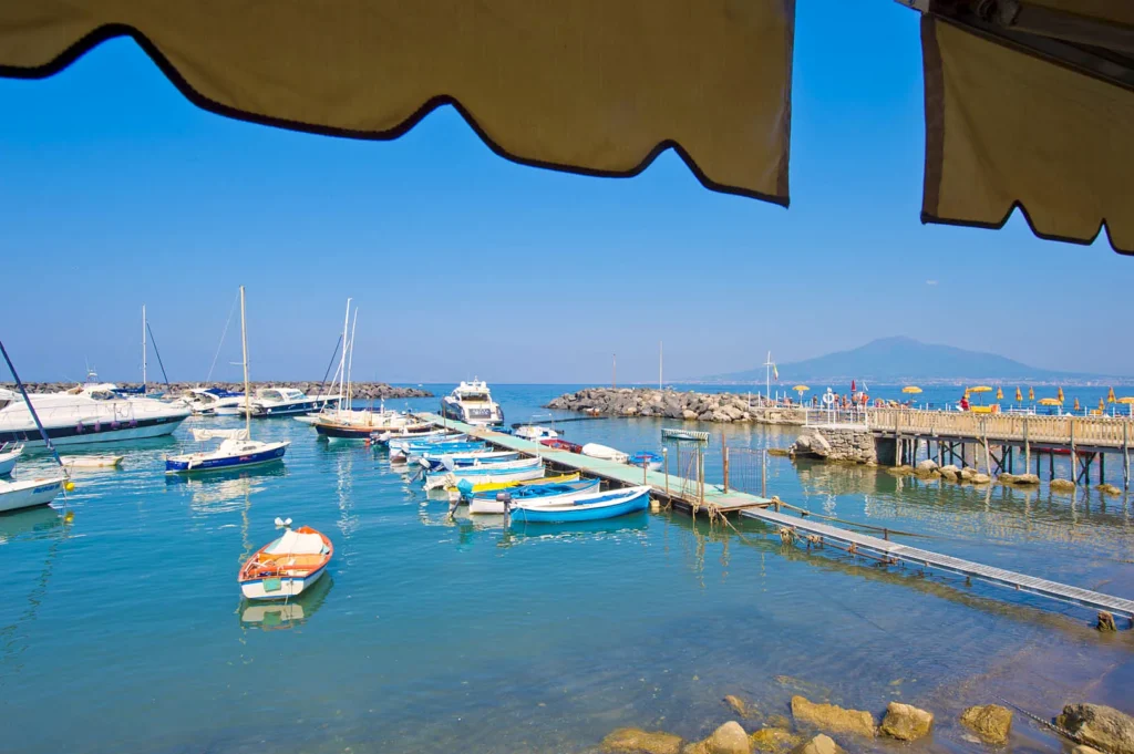Il porticciolo di Marina d’Equa con il Vesuvio sullo sfondo
