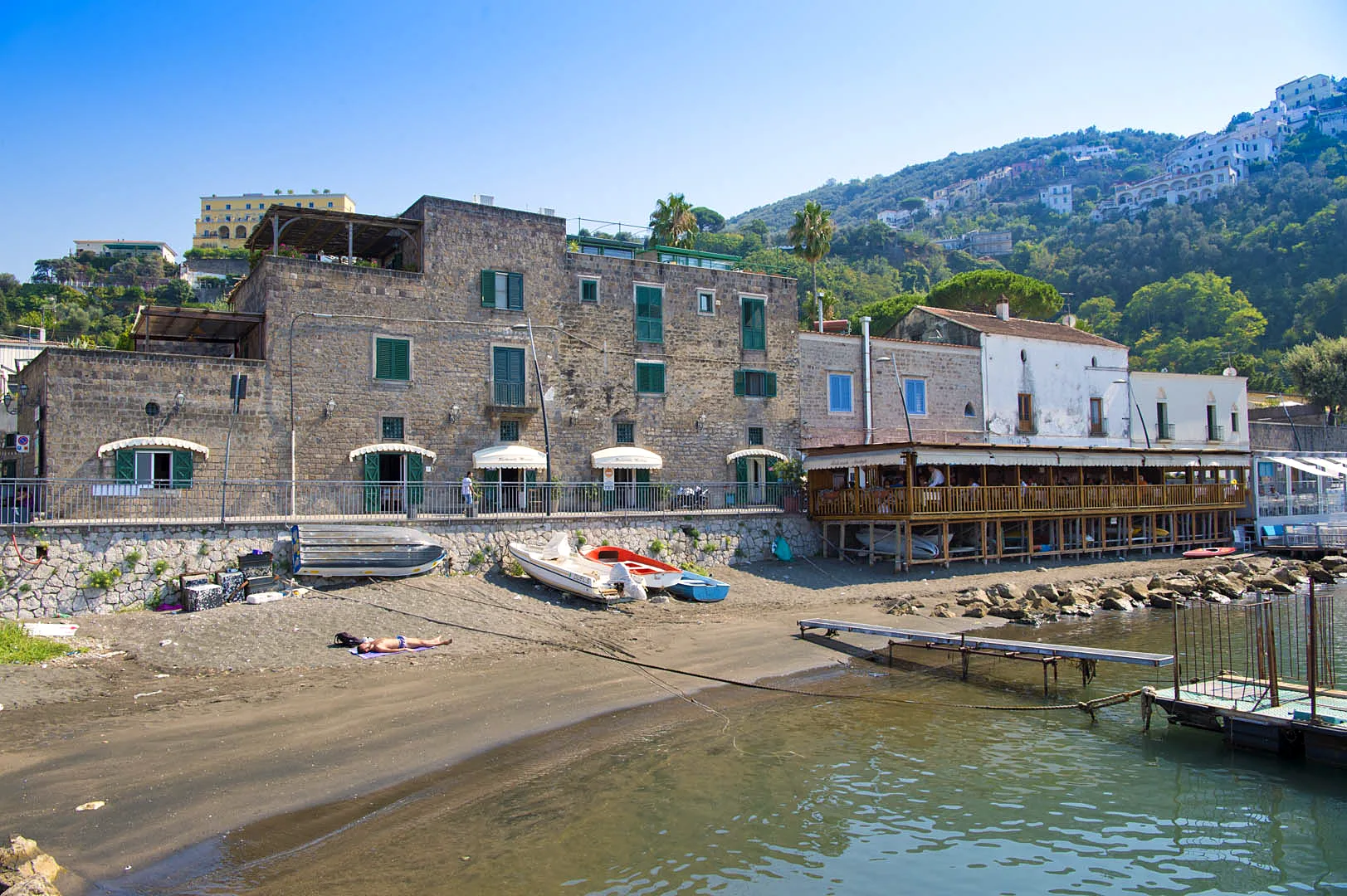 Il Ristorante Mustafà visto dalla spiaggia di Marina d’Equa, a Seiano