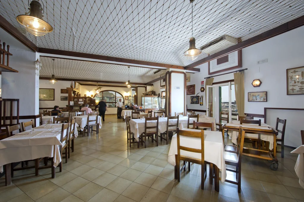 La sala interna con arredi marinari