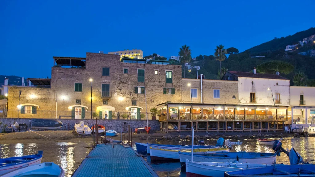 Il borgo di Seiano e il porticciolo illuminati la sera