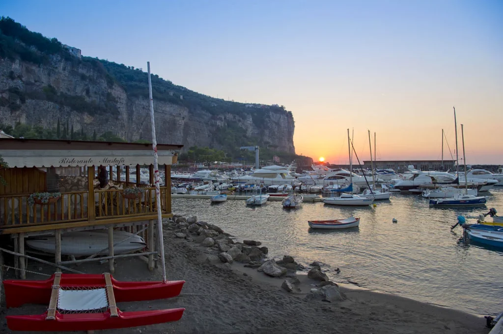 Tramonto sulla spiaggia di Marina d’Equa verso Punta Scutolo