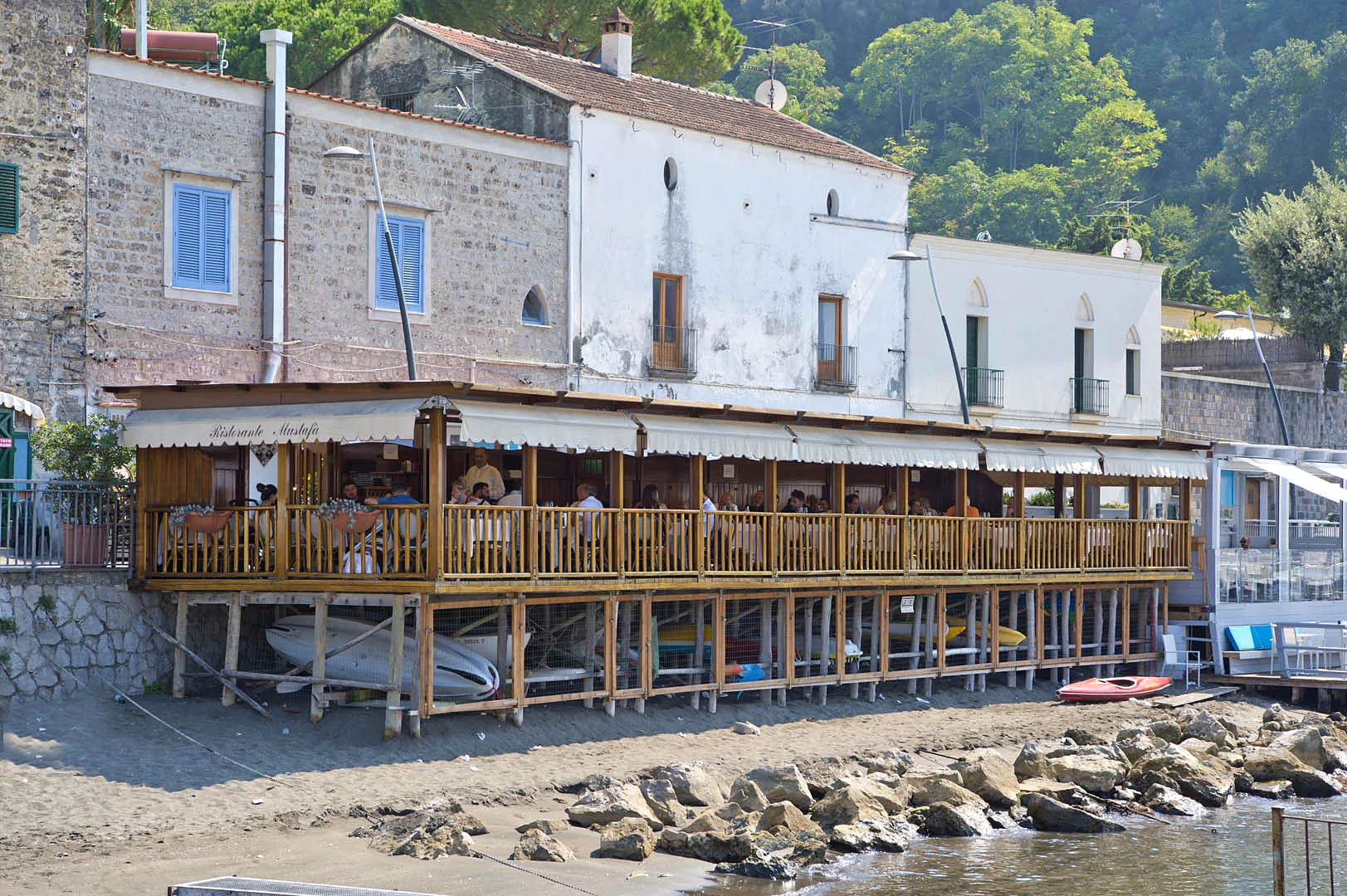 La terrazza del ristorante vista dalla spiaggia di Marina d’Equa