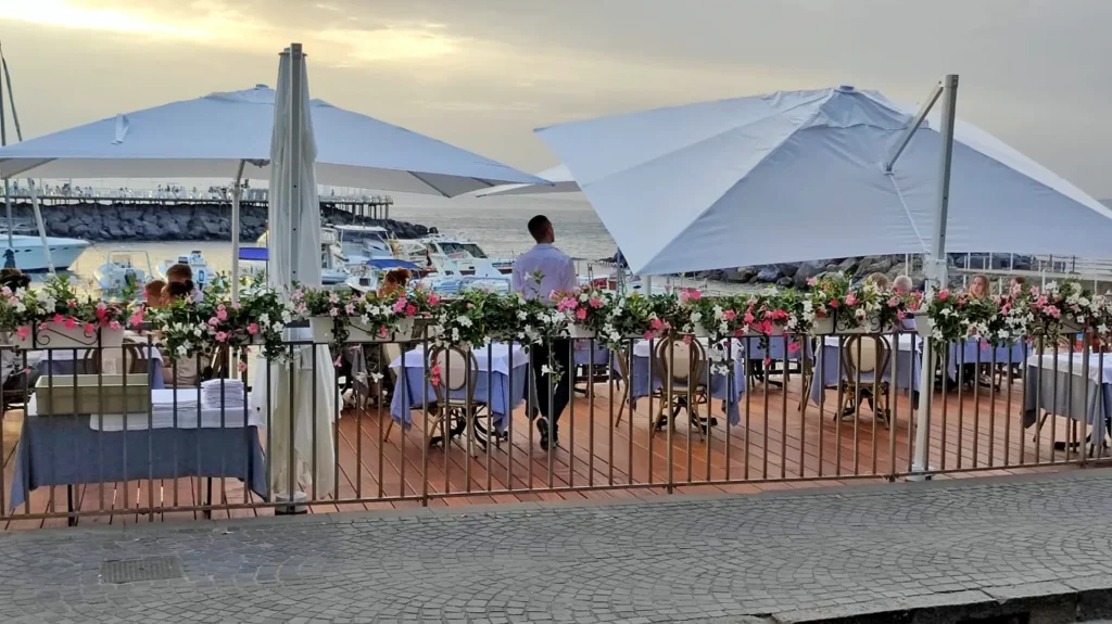 Terrazza allestita con gazebo bianchi per un evento