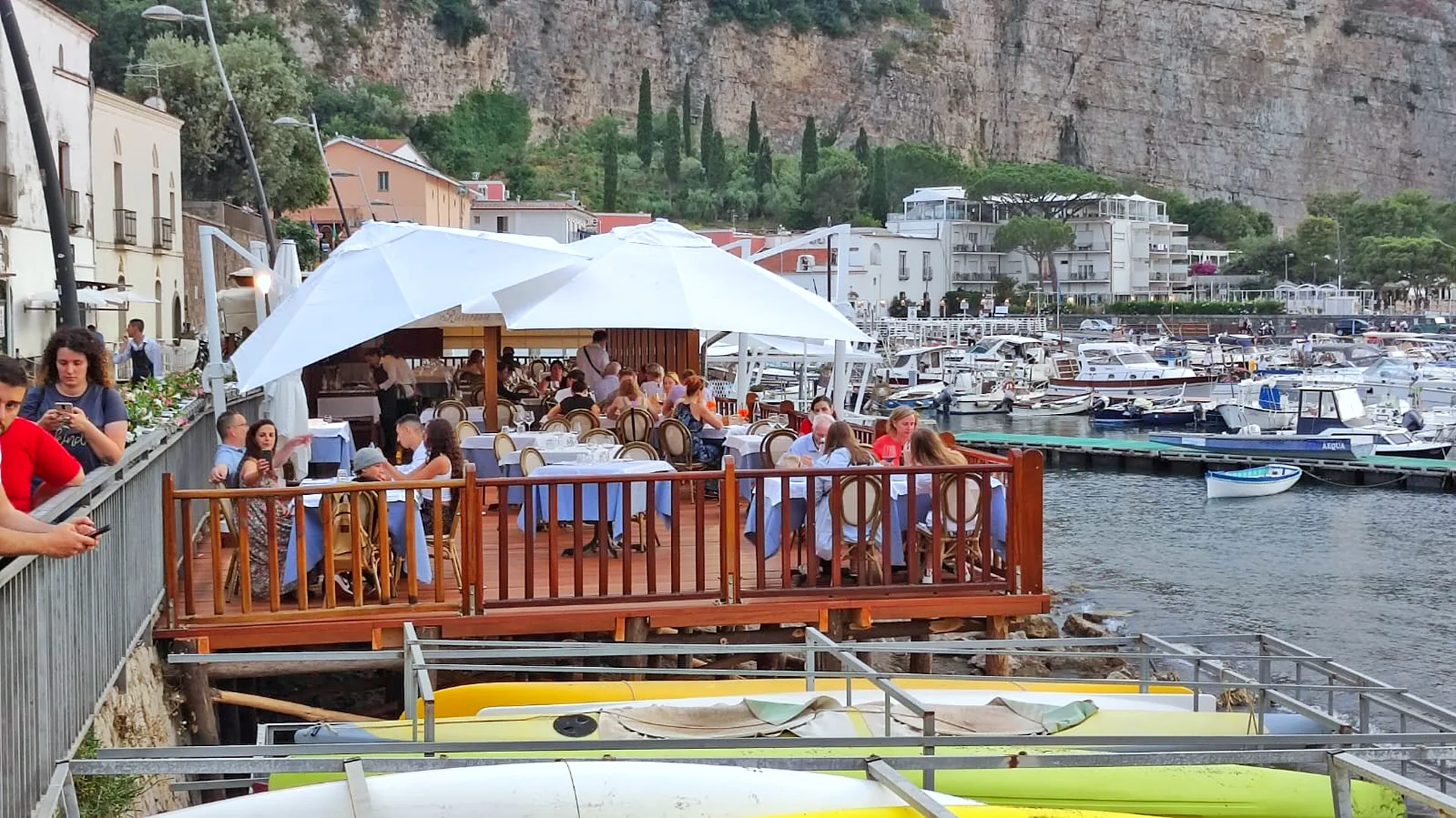 Ospiti a pranzo sulla terrazza affacciata sul porticciolo