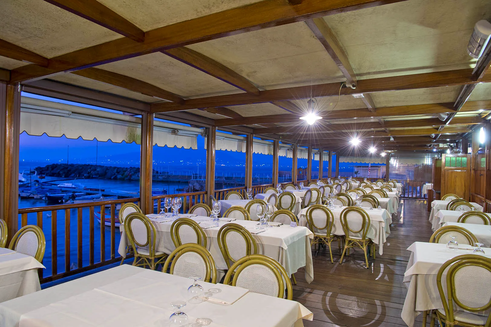 La terrazza illuminata la sera